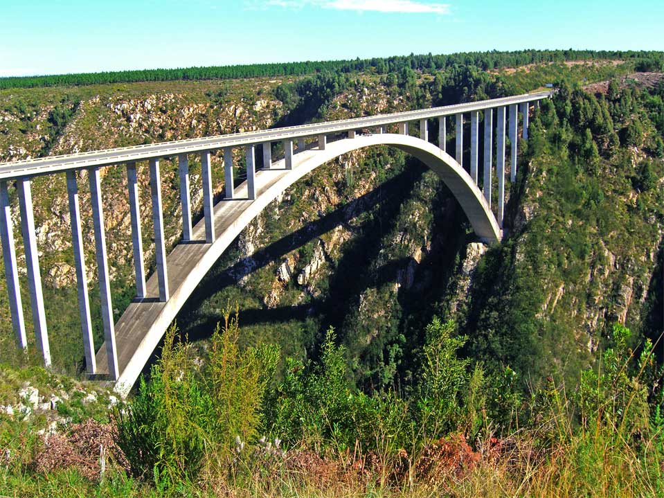 Die Bloukrans Brücke von deren Mitte gesprungen wird (Afrikas größte Brücke).