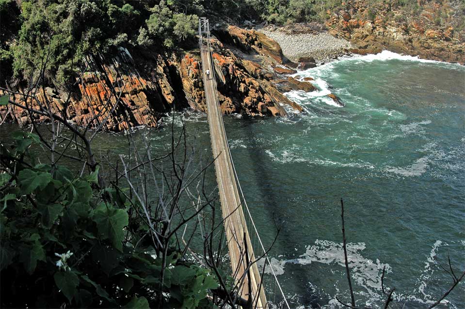 Die große Hängebrücke wurde von Jacky de Vos 1969 gebaut.