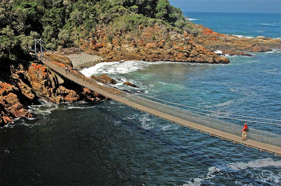 Brückenlänge beträgt 77m und sie hängt 7m in der Mitte über der Wasserfläche.