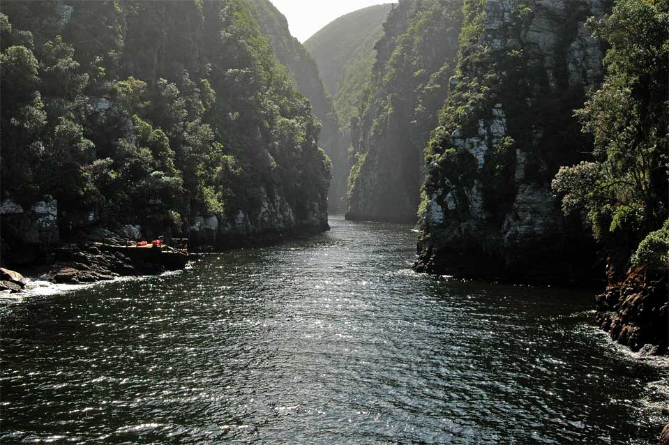 Von der großen Hängebrücke hat man einen Ausblick in die Felsschlucht des Storms River Mouth und man erlebt die schwingende Konstruktion der Brücke.