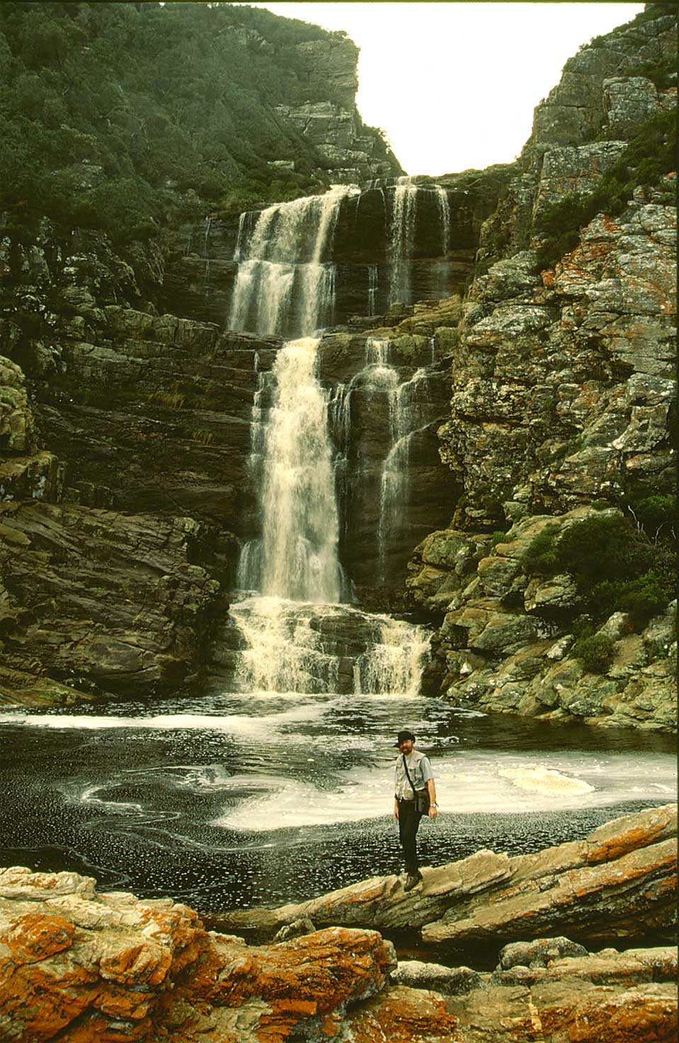 Man erreicht den majestätischen Wasserfall und das ist der Umkehrpunkt der Tageswanderung und man läuft von dort zurück.