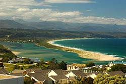 Die Lagune von Plettenberg Bay mit der Flußmündung des Keurboomrivers am Indischen Ozean.