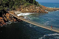 Die Hängebrücke über dem Storms River Mouth im Tsitsikamma National Park nahe Plettenberg Bay.