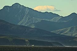 Atemberaubende Küstenlandschaft mit dem Peak Formosa in Plettenberg Bay.