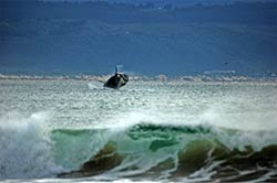 Springender Südkaper-Wal in der Bucht von Plettenberg Bay.